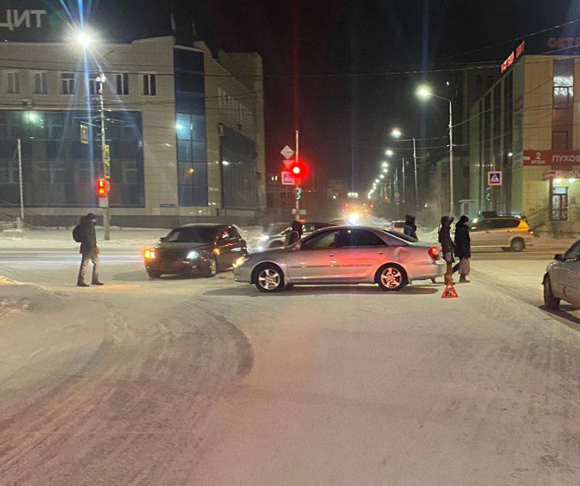 При столкновении двух автомобилей в Якутске пострадал пешеход
