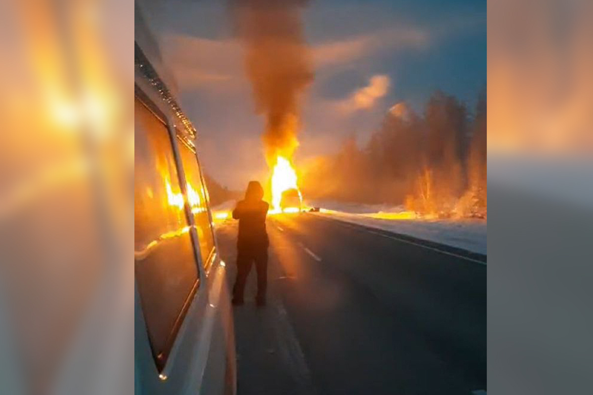 Видеофакт. В Якутии на федеральной трассе Вилюй загорелся микроавтобус