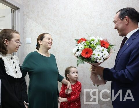 Глава Якутии навестил семью военнослужащего из Нерюнгри