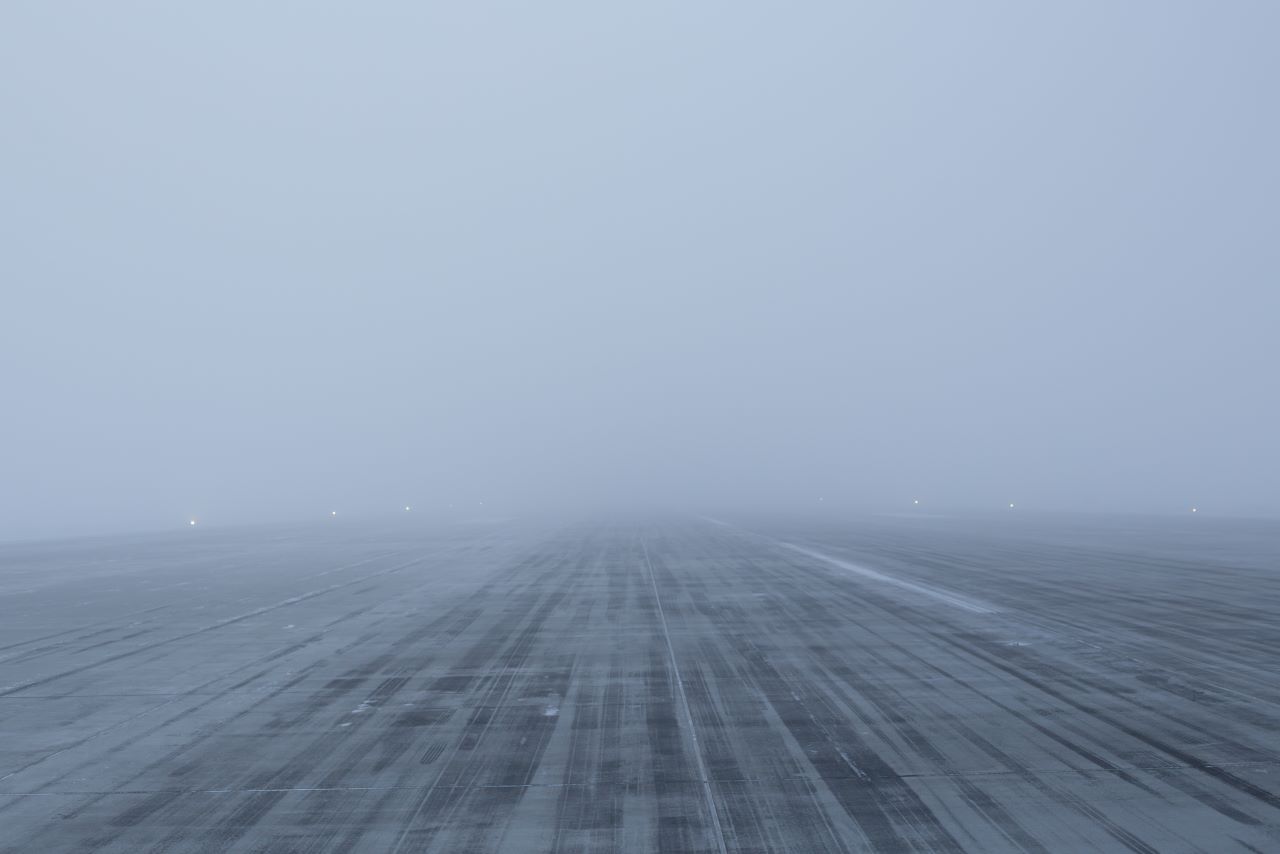 ВПП в тумане, по краям видны габаритные огни. Фото: пресс-служба АО «Аэропорт Якутск»