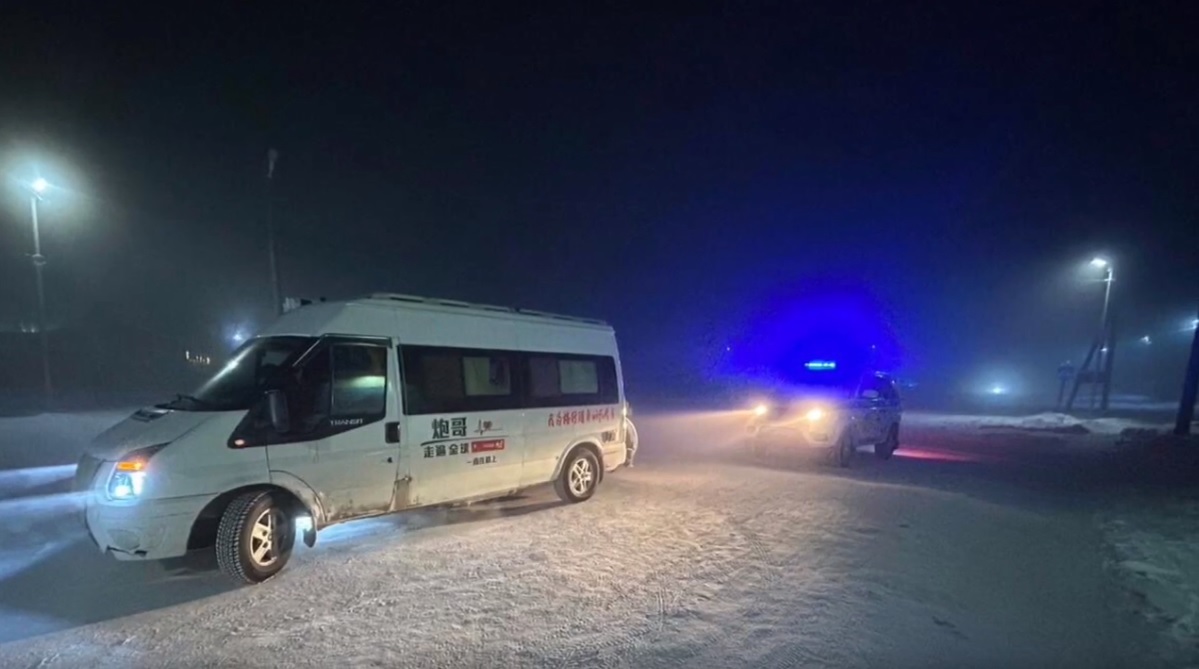 В Якутии инспекторы ДПС помогли туристам из Китая с заглохшим от холода автомобилем