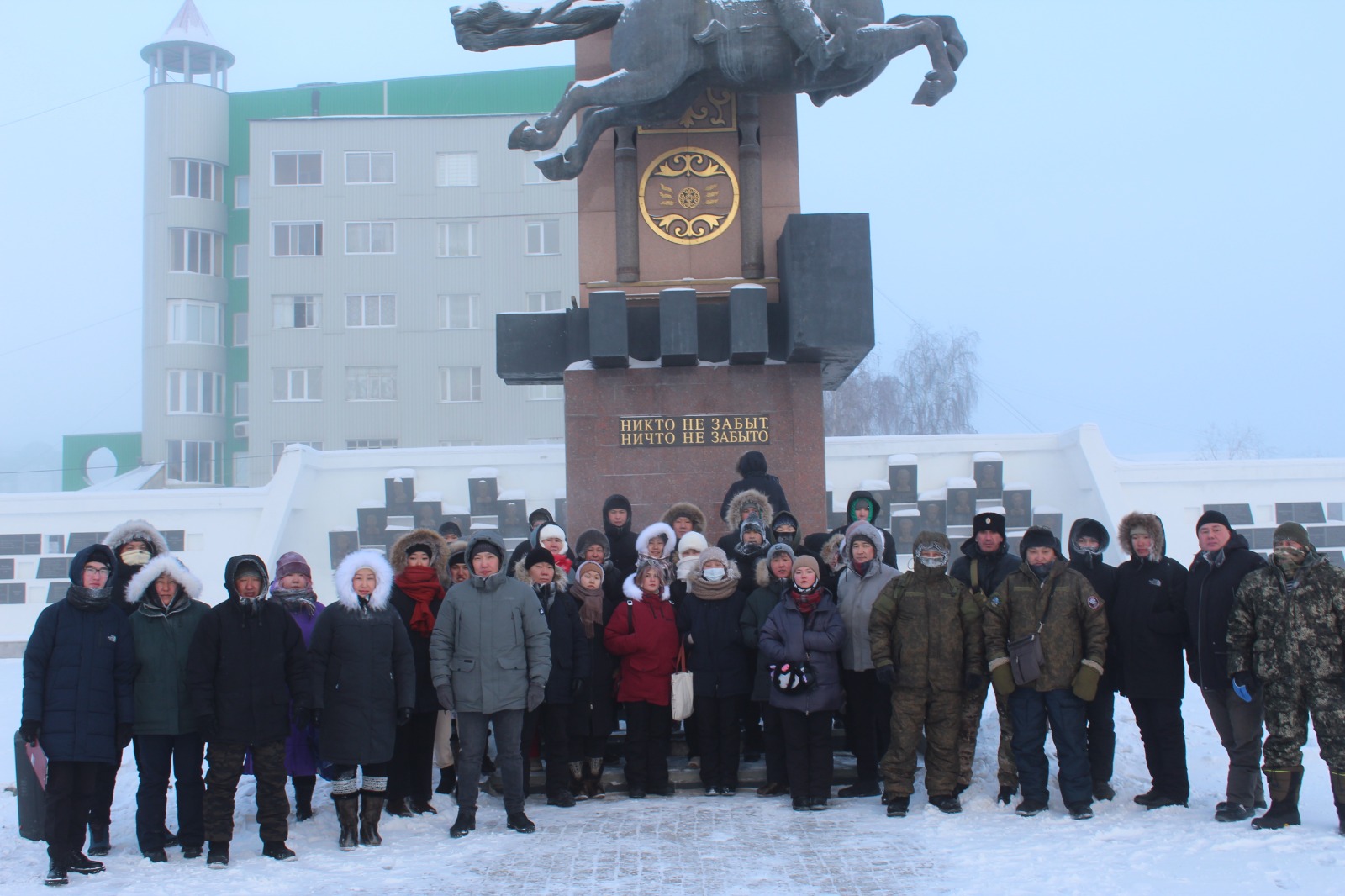 День неизвестного солдата. «Волонтеры Победы» в Якутске возложили цветы и свечи