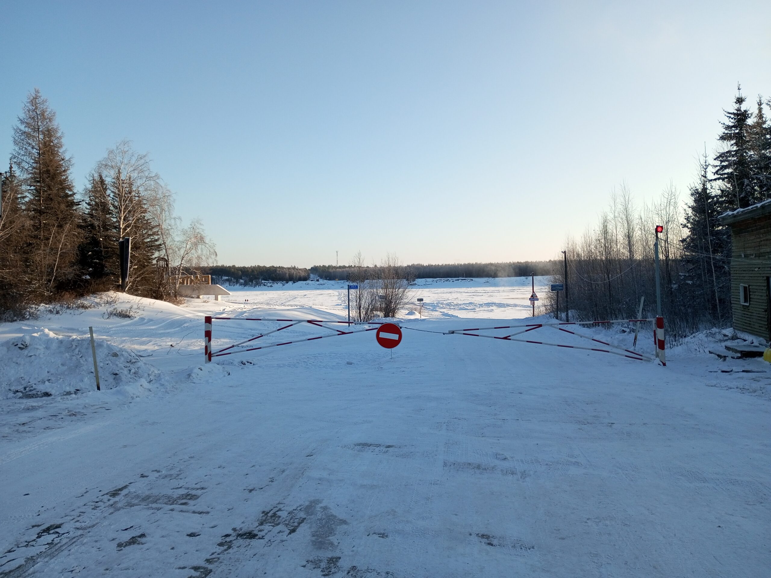В Минтрансе Якутии опровергли информацию о провалившемся под лед автомобиле на реке Лене