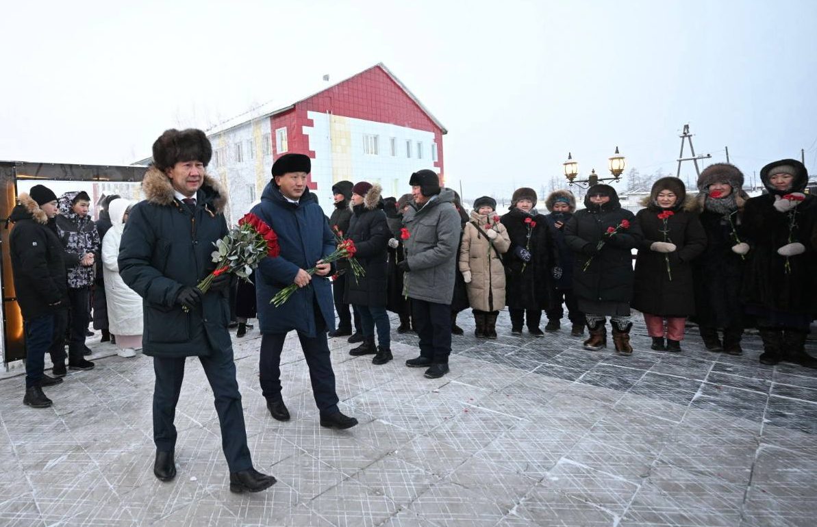 Глава Якутии возложил цветы к памятнику Герою Советского Союза Федору Попову