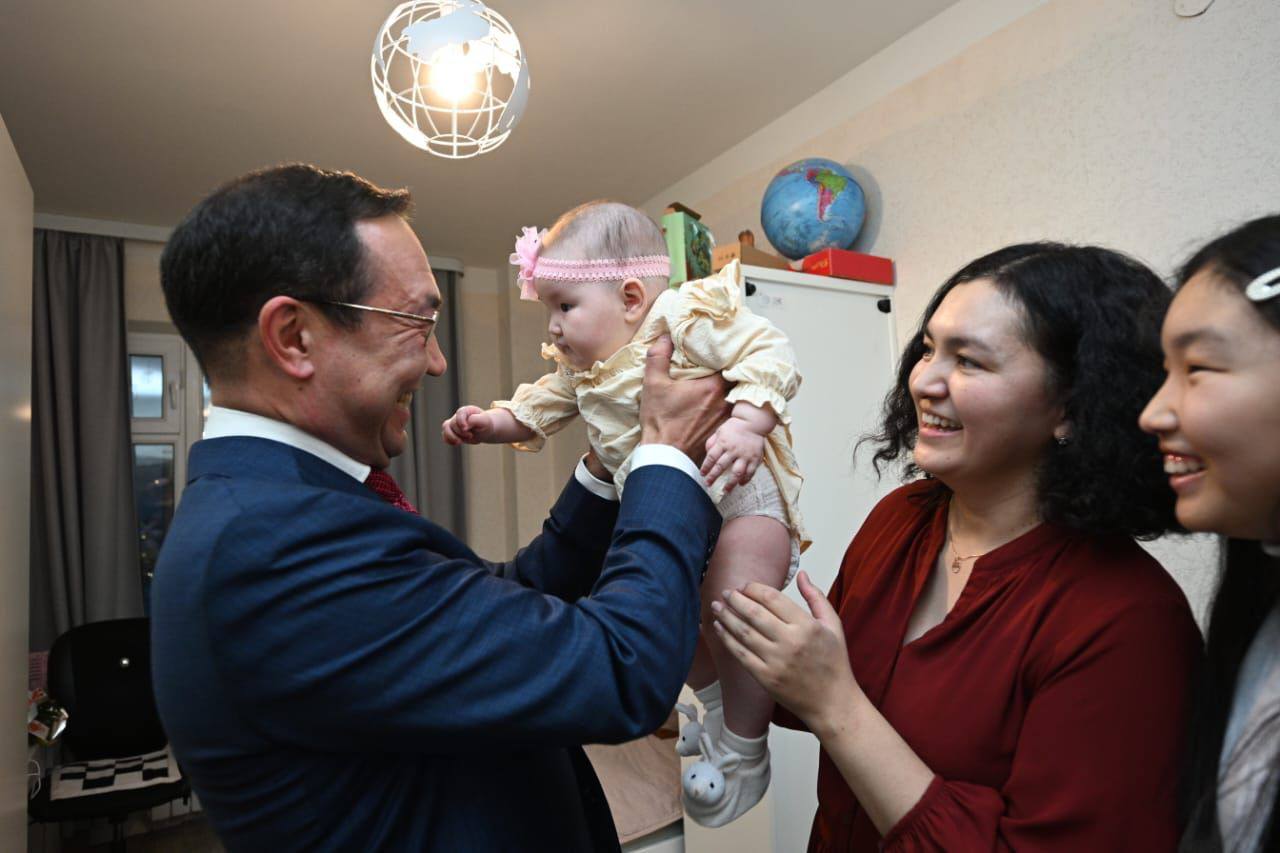 Айсен Николаев навестил в Мирном семью миллионной жительницы Якутии