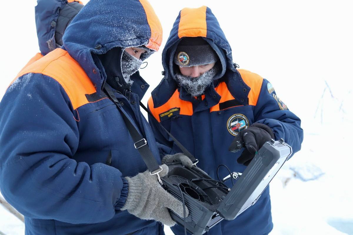 В Якутии обнаружено тело второго мужчины, погибшего при провале трактора под лед