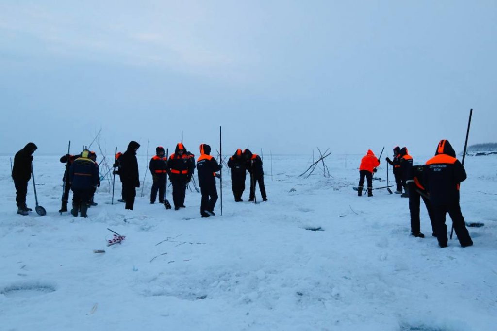 Водолаз на льду. Орлан пожарно-спасательный Якутия. Хранение во льду Якутия.