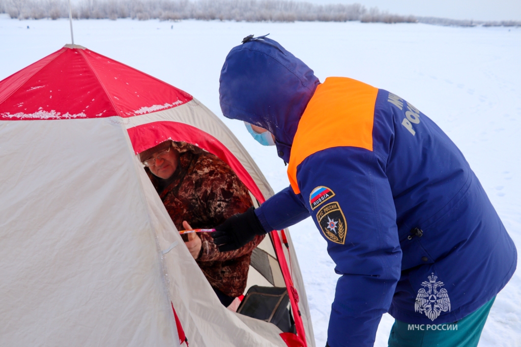 Сотрудники ГИМС проводят рейды на ледовых переправах Якутии