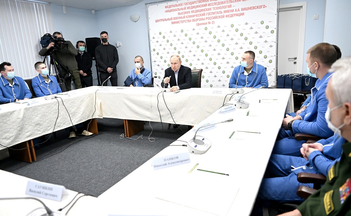 Владимир Путин встретился с военными в госпитале Вишневского