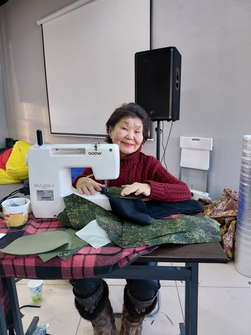 Фото: добровольческий швейный цех «КөмүсКэл