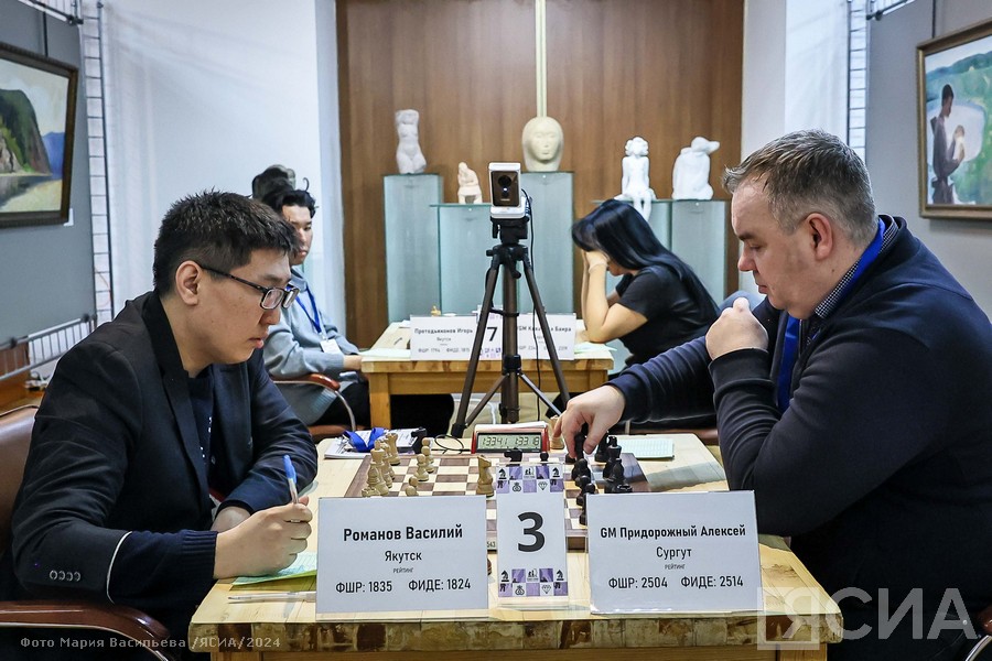 Фото. Шахматисты на Кубке главы Якутии сыграли предварительные партии