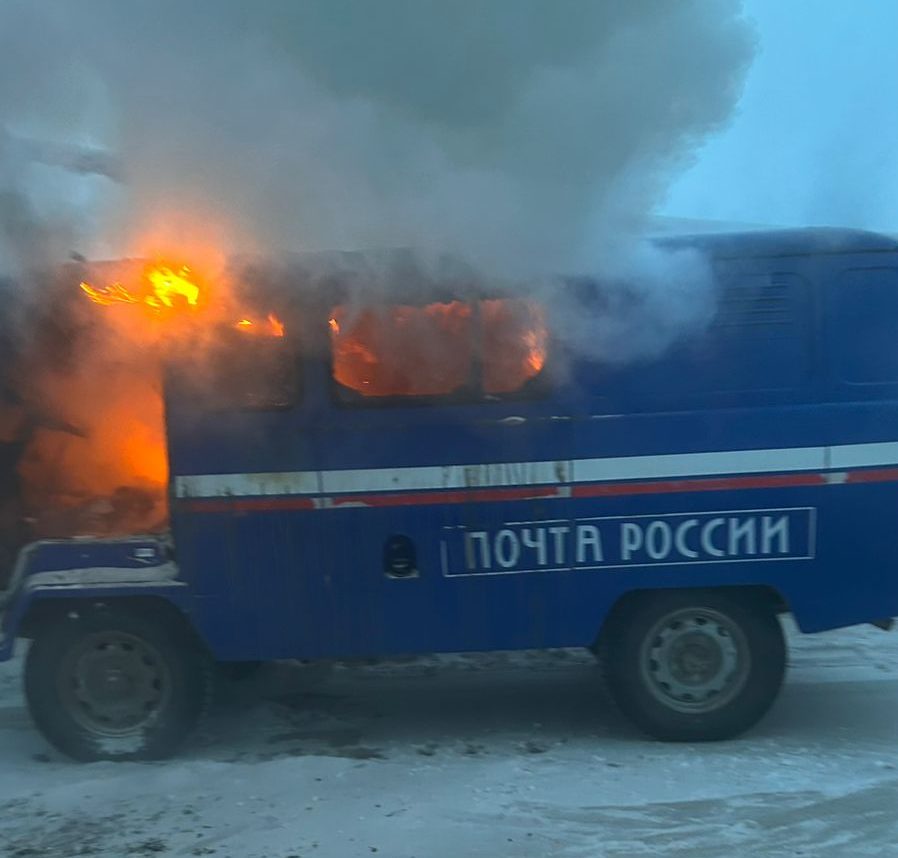В Якутске на Сайсарском мосту загорелась машина «Почты России»
