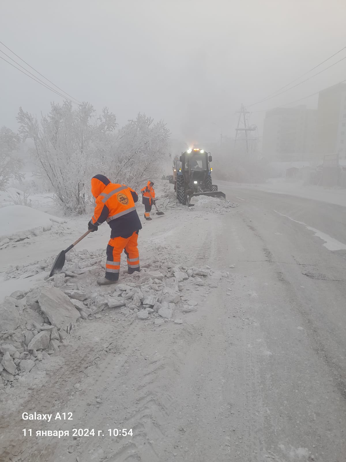 «Работаем в любую погоду»: дорожник об уборке снега на улицах Якутска