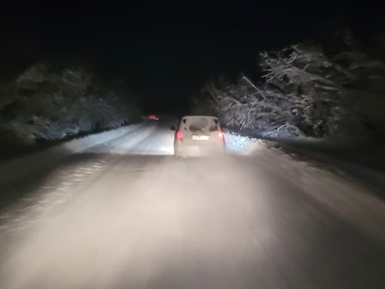 Женщины с детьми застряли в автомобиле на зимнике в метель в Нюрбинском районе