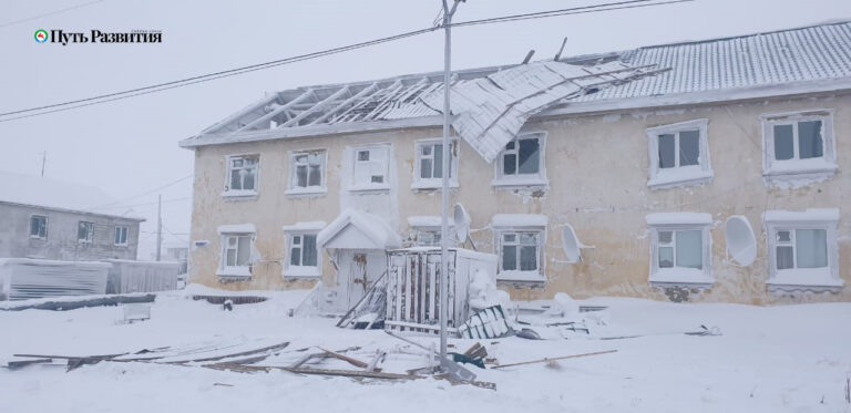 Сильный ветер сорвал часть крыши многоквартирного дома в поселке Чокурдах