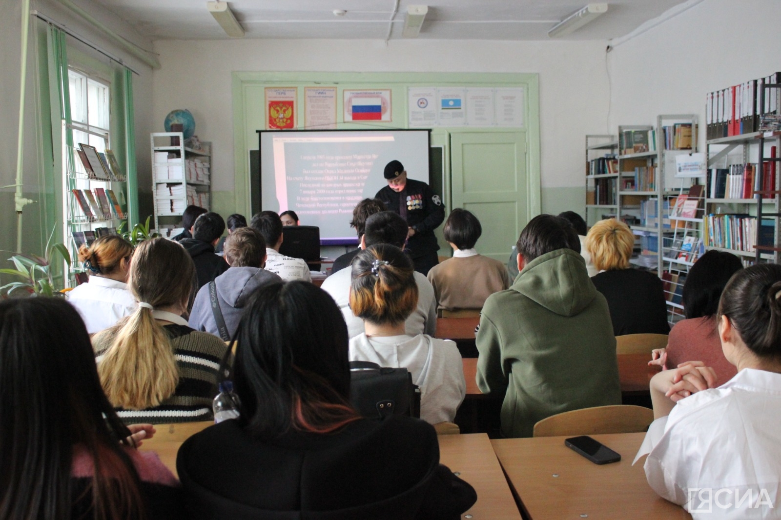 Студентам Якутского технологического техникума провел урок мужества сотрудник ОМОН