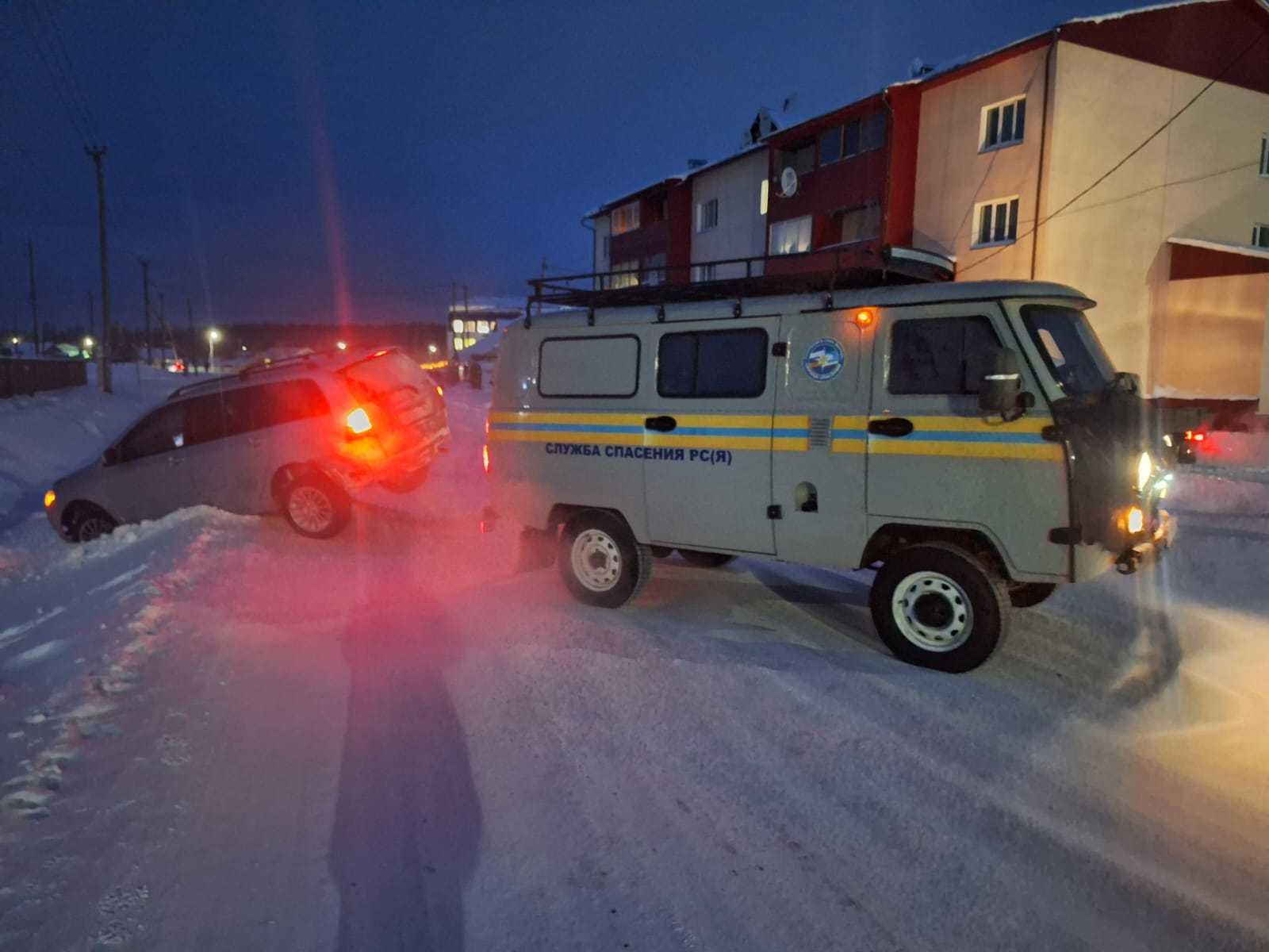 Верхневилюйские спасатели помогли водителю с застрявшим в снегу автомобилем
