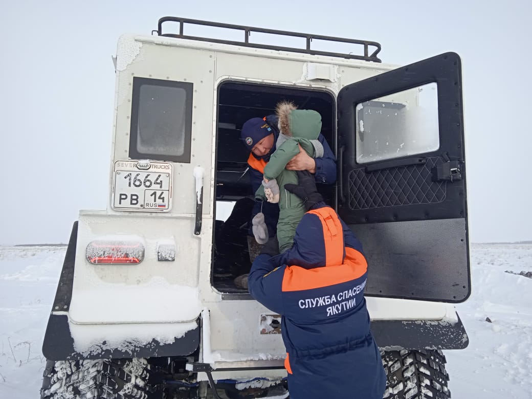 В Якутии спасатели эвакуировали женщину с двухгодовалым ребенком, попавших в пургу