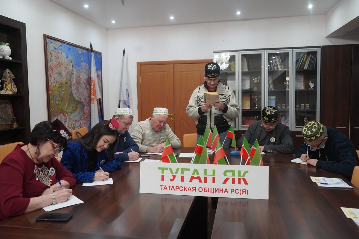 Представители татарской и кыргызской общин написали диктанты на родных языках