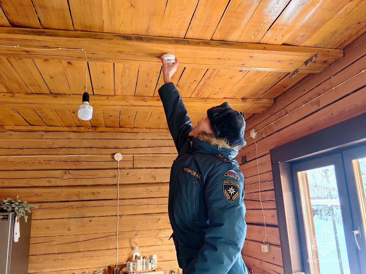 В Якутске пожарные инспекторы продолжают устанавливать извещатели