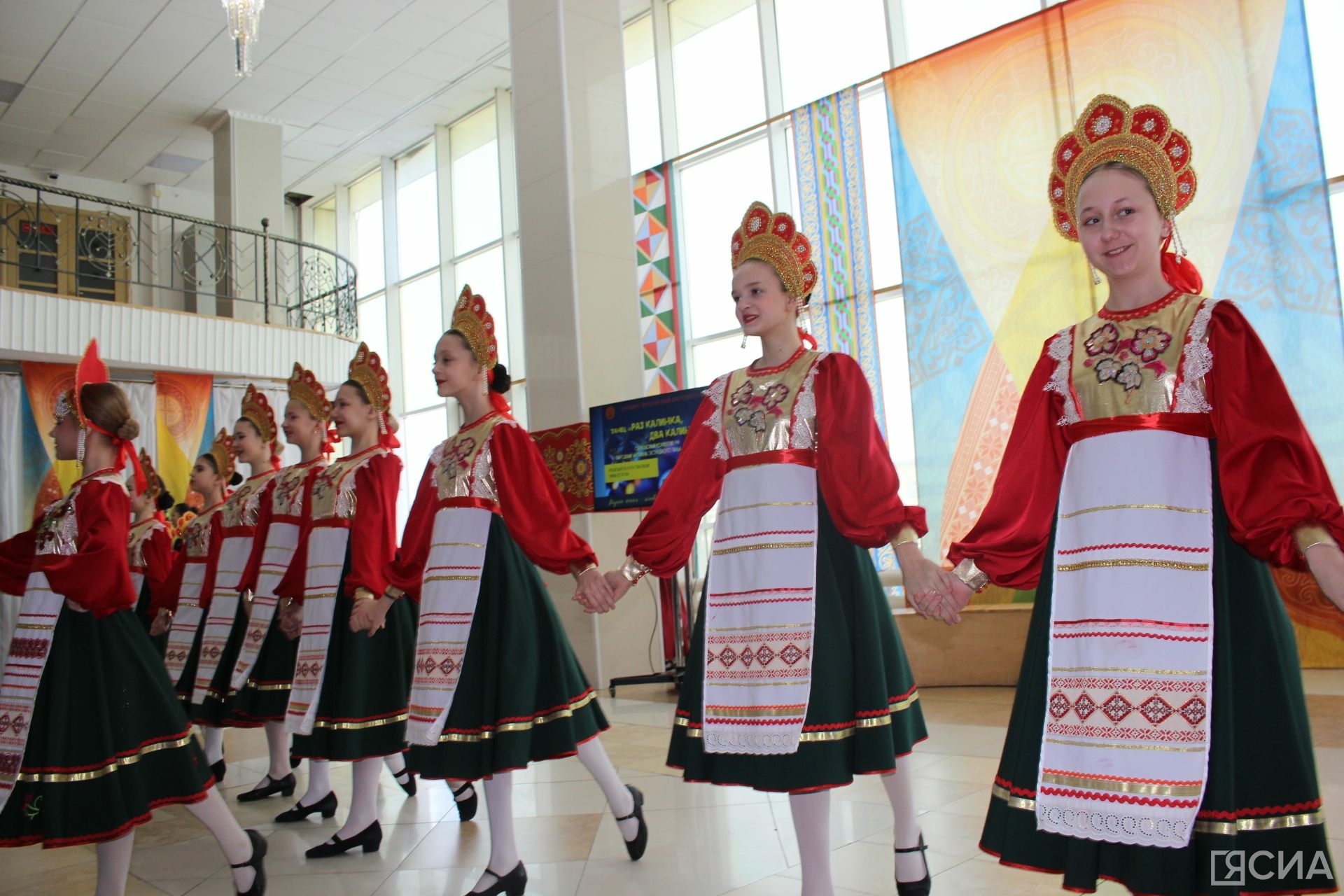 В Якутске прошел детский театрализованный концерт «Волшебный дружбоскоп»