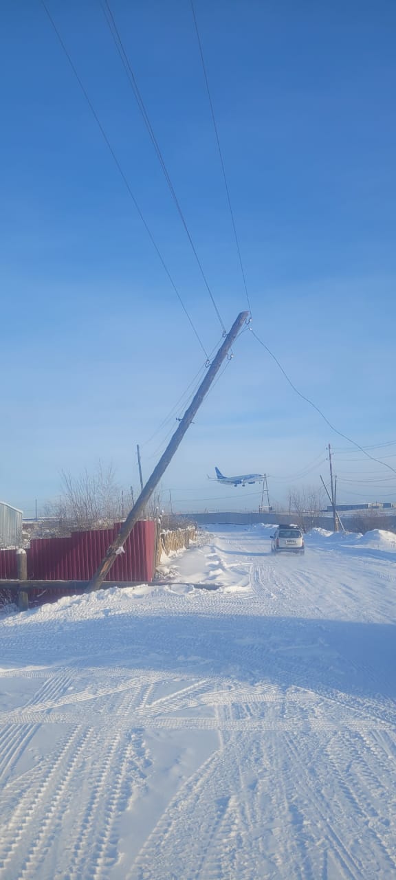 Неизвестный водитель сбил опору ЛЭП и оставил без света частный сектор в Якутске
