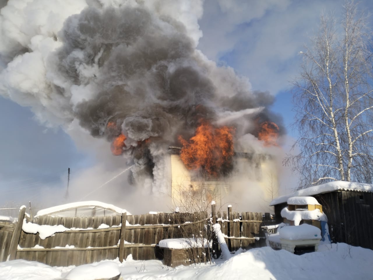 В Намцах при пожаре в частном доме пострадал человек