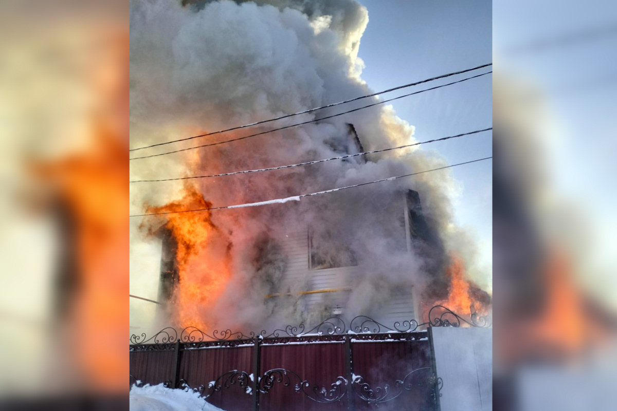 В Якутске сгорел двухэтажный дом известного фотографа Петра Оконешникова