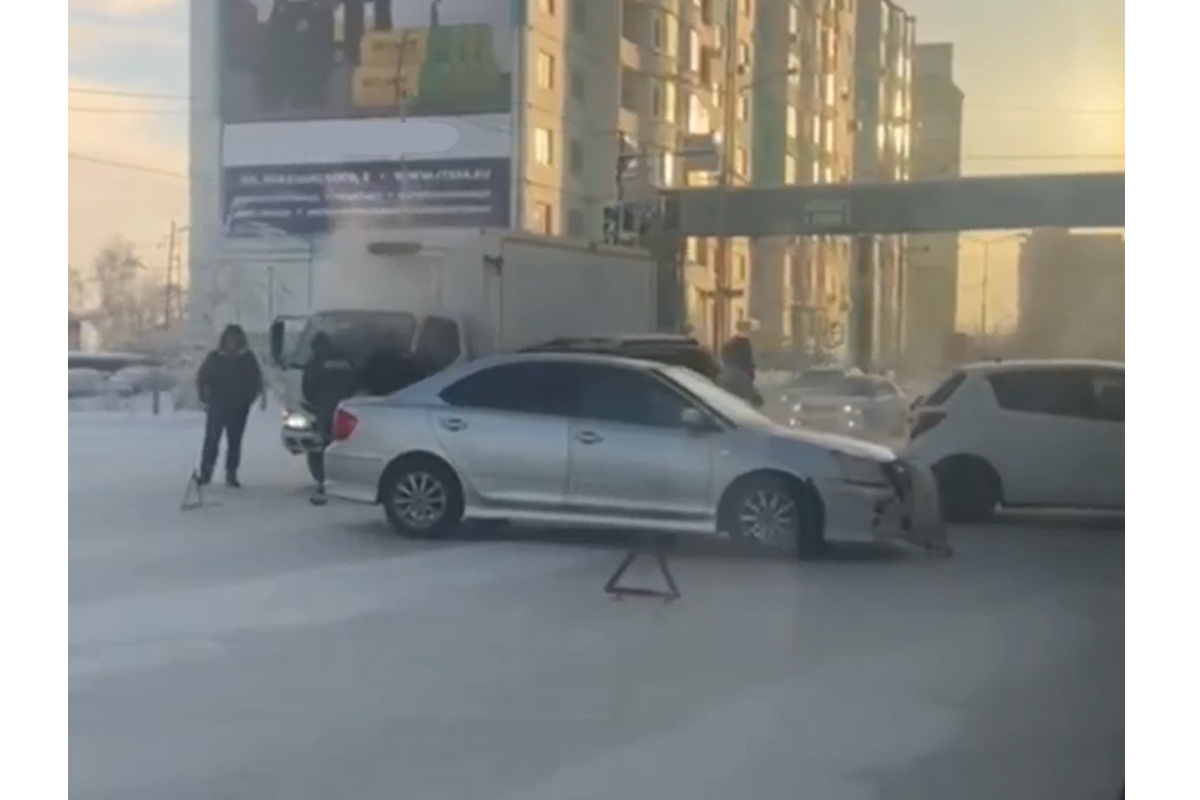 Двойное ДТП с участием грузового и четырех легковых автомобилей произошло в Якутске
