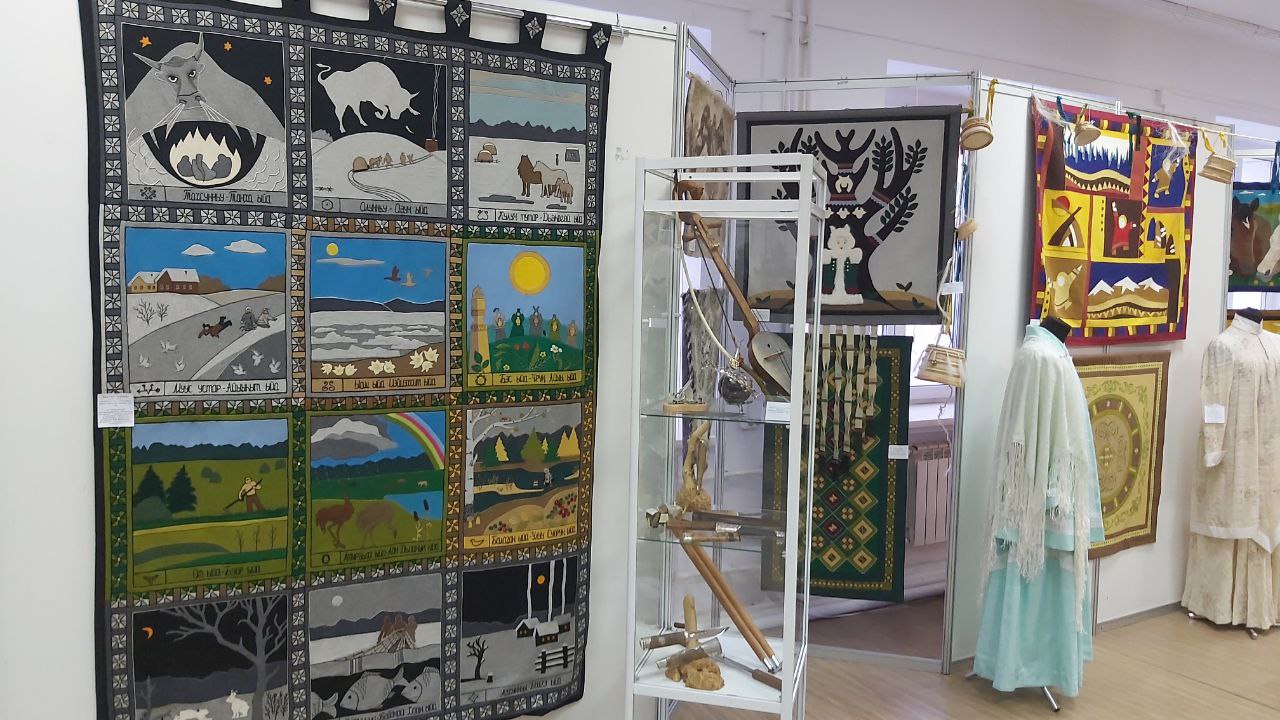 В Якутске открылась выставка прикладного творчества мастеров Усть-Алданского района