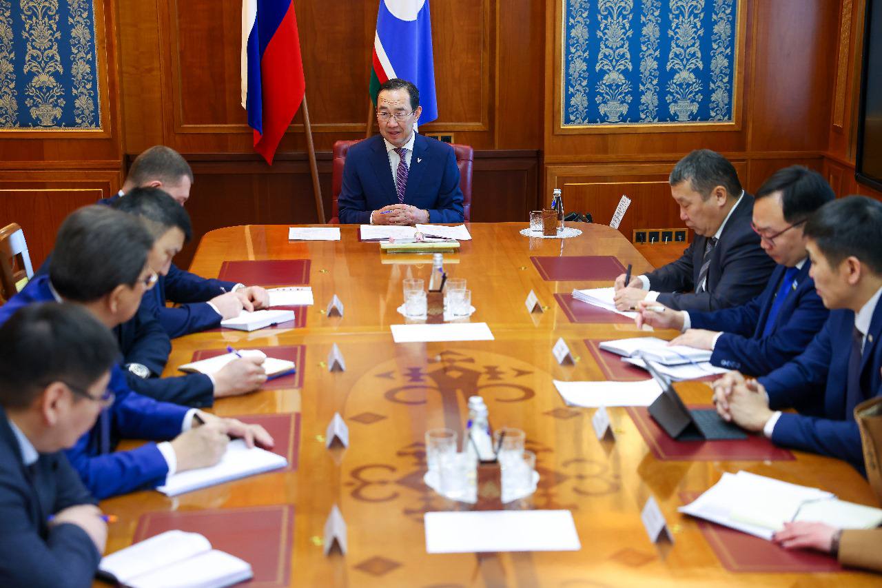 Глава Якутии провел планерное совещание с членами правительства