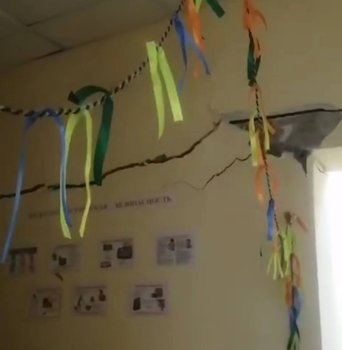 Видео: в Якутии на глазах у охранника треснула стена детского сада