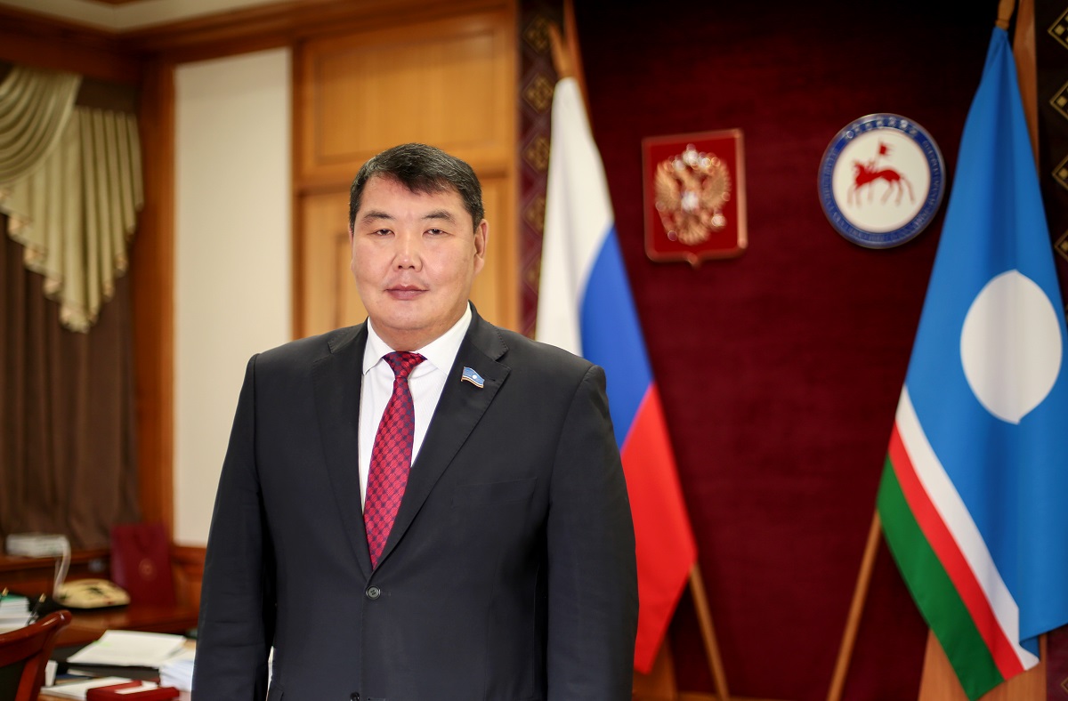 Алексей Еремеев поздравил с 30-летием якутского парламента