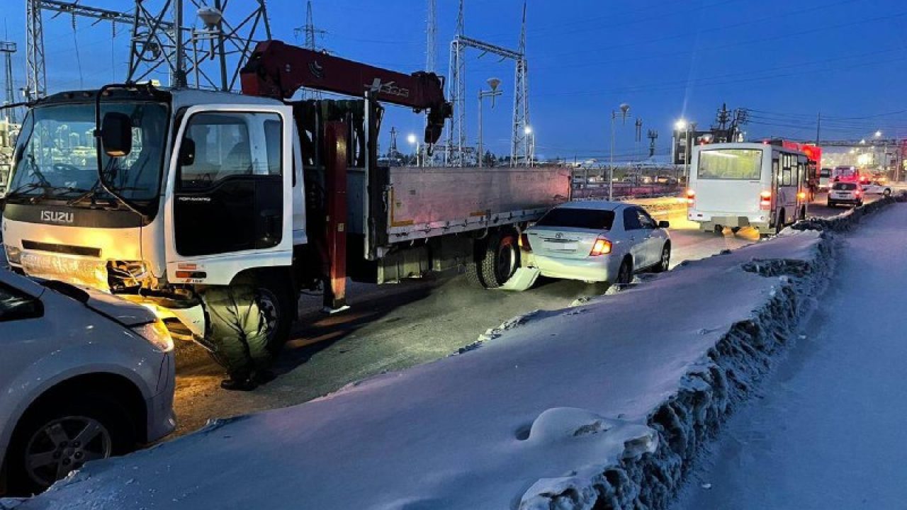 В Якутске грузовик протаранил три машины, пострадали дети — ЯСИА