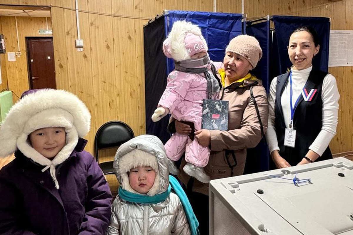 Многодетная мать Томпонского района приняла участие на выборах с тремя детьми