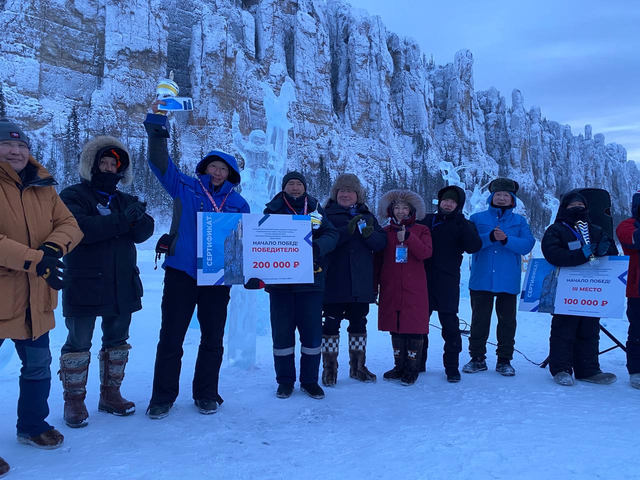 Мастера ледовых скульптур из Якутска стали победителями республиканского фестиваля «Начало побед!»