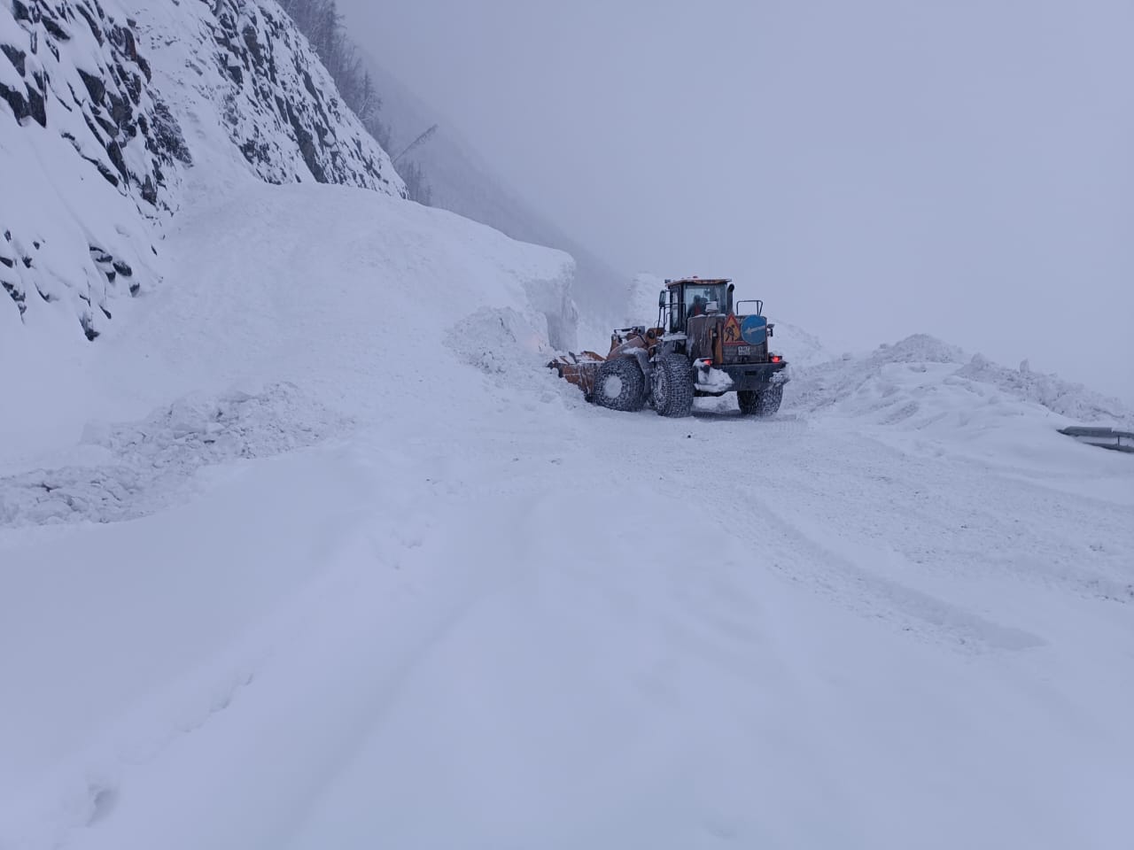 На участке трассы «Колыма» в Якутии закрыто движение транспорта из-за схода снежных лавин