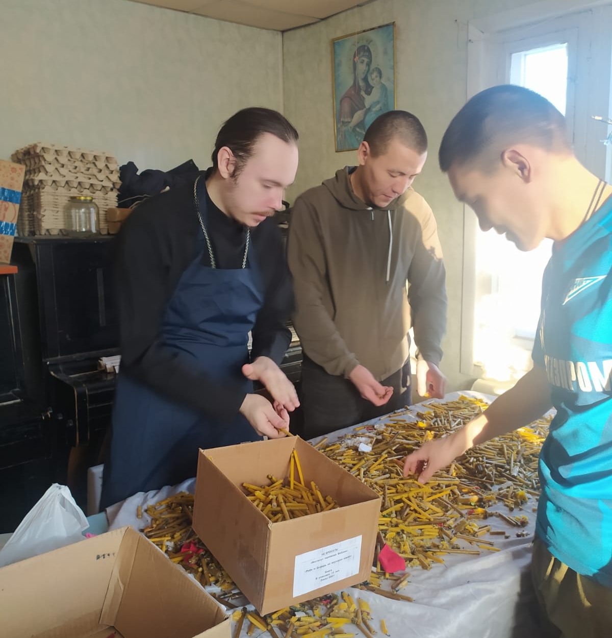 В приходах Якутской епархии делают окопные свечи для передачи в зону СВО
