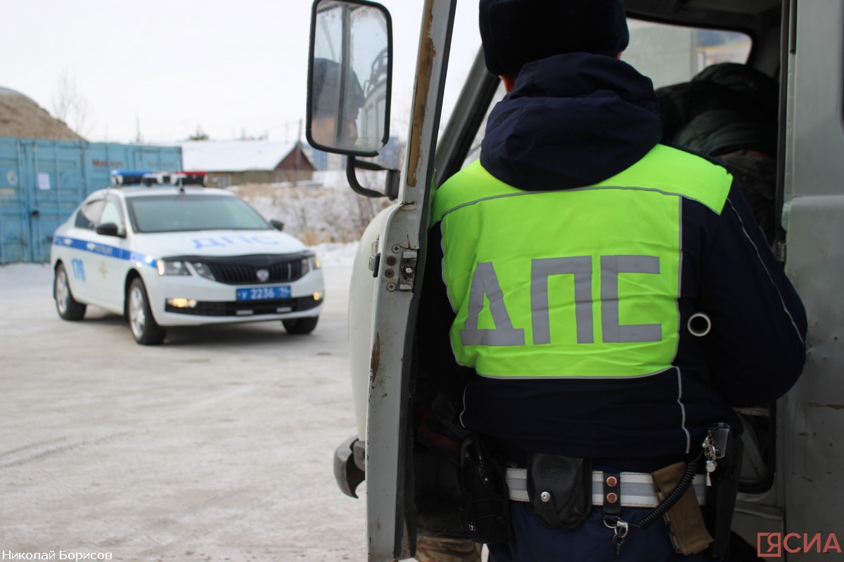 В Сунтарском районе Якутии грузовик столкнулся с легковушкой