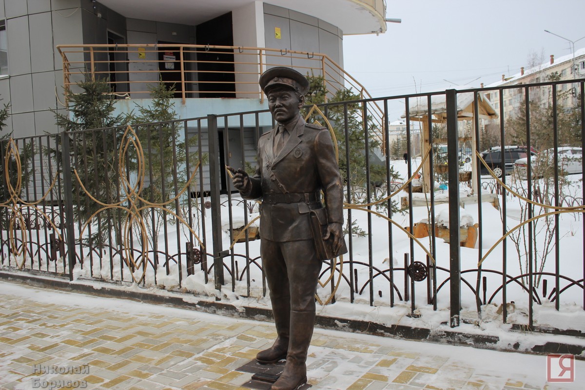 Символ правопорядка: в Якутске появился памятник участковому