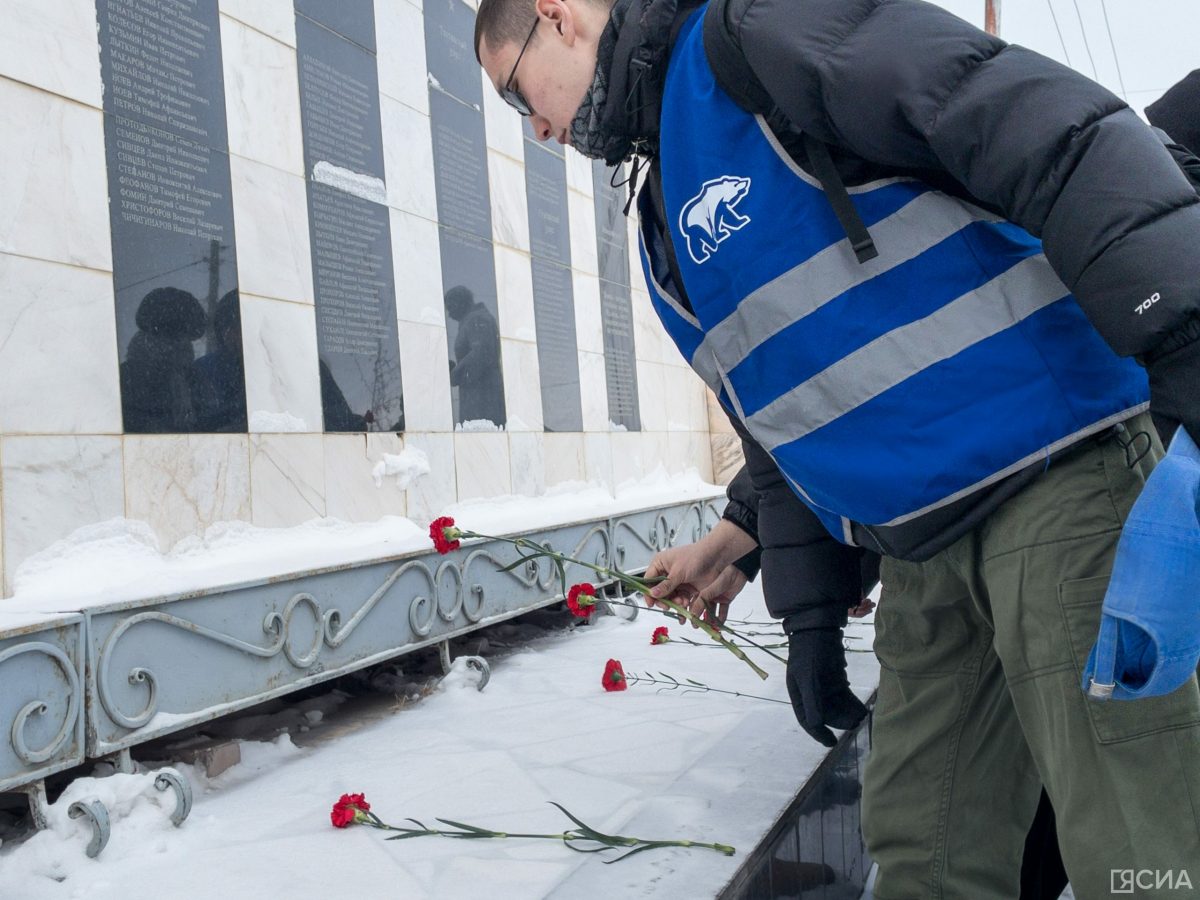 Молодогвардейцы Якутии возложили цветы в память о жертвах теракта в Подмосковье