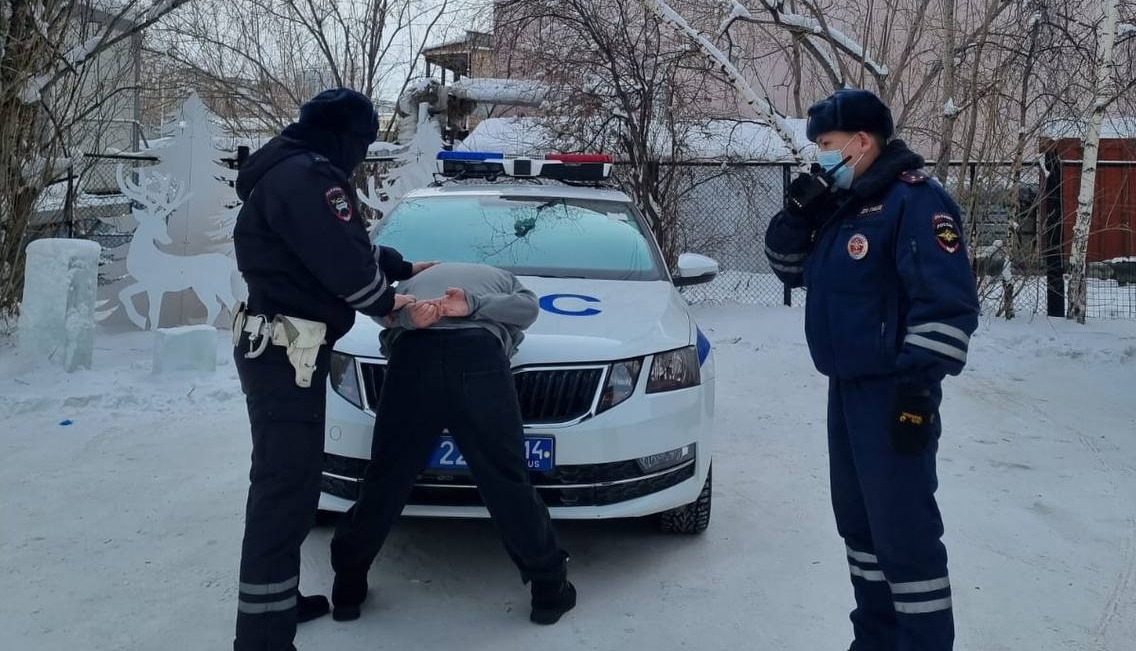 Нападение на женщину в подъезде, угоны, кража: обзор происшествий за 3 марта в Якутии