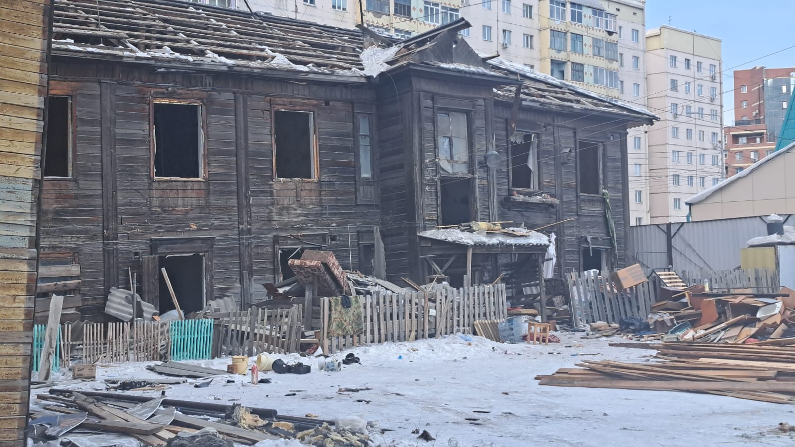 Фотофакт: в Якутске начали сносить деревянный дом на углу улиц Короленко-Лермонтова