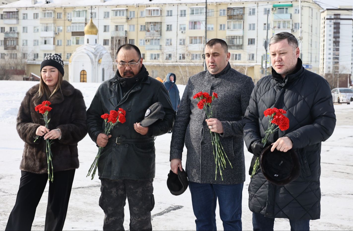 В память о жертвах трагедии на площади Победы в Якутске общественники возложили цветы