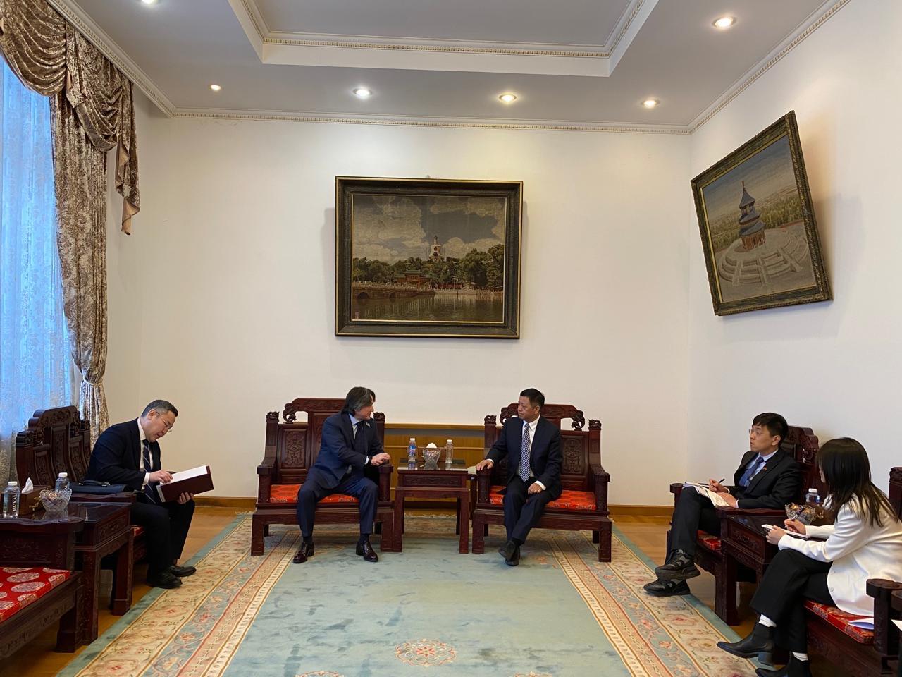 Первый вице-премьер Якутии Джулустан Борисов провел встречу с послом Китая в РФ Чжаном Ханьхуэйем