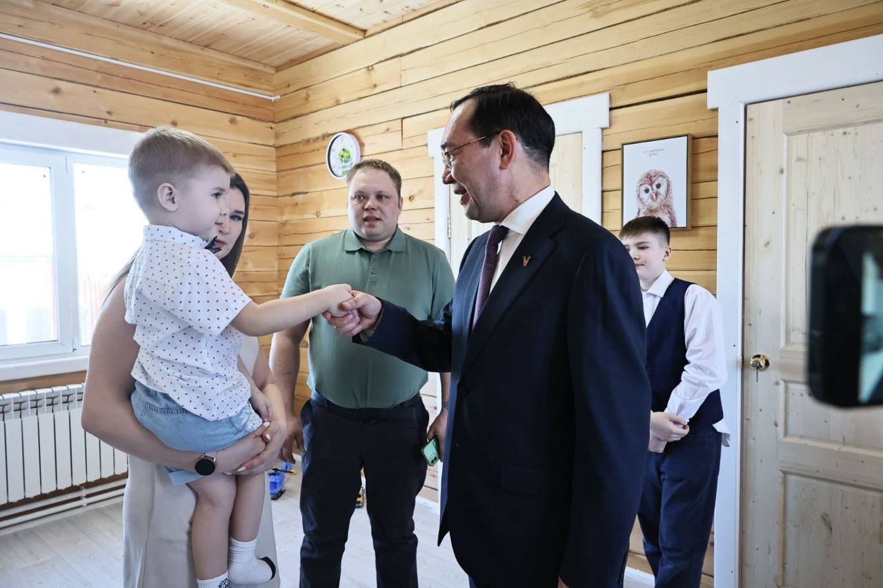 Глава Якутии поздравил семью из микрорайона Марха с подключением дома к газу