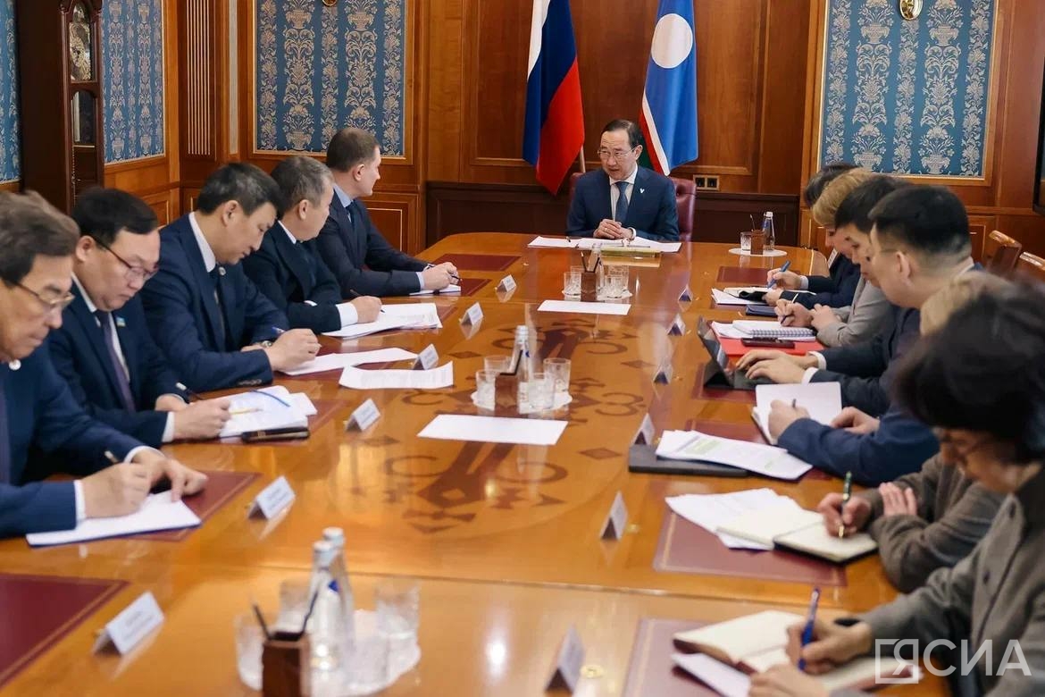 Айсен Николаев провел планерное совещание с руководством правительства Якутии
