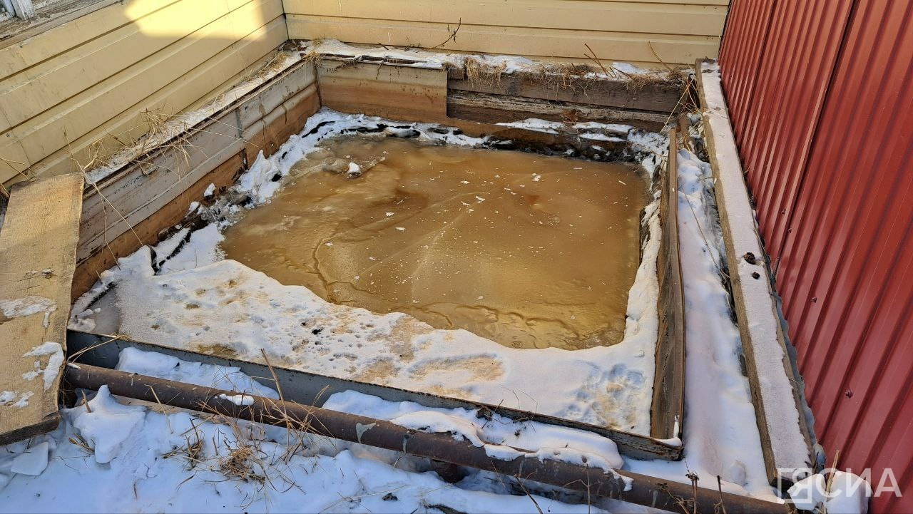 Зловонная осада: жительницу Якутска третий год подряд заливает фекальными водами