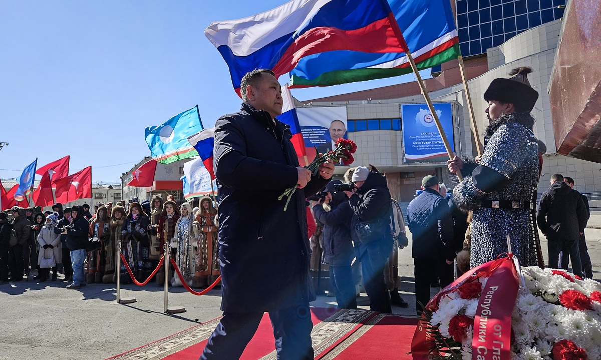 Депутаты гордумы возложили цветы к памятникам государственных и политических деятелей Якутии