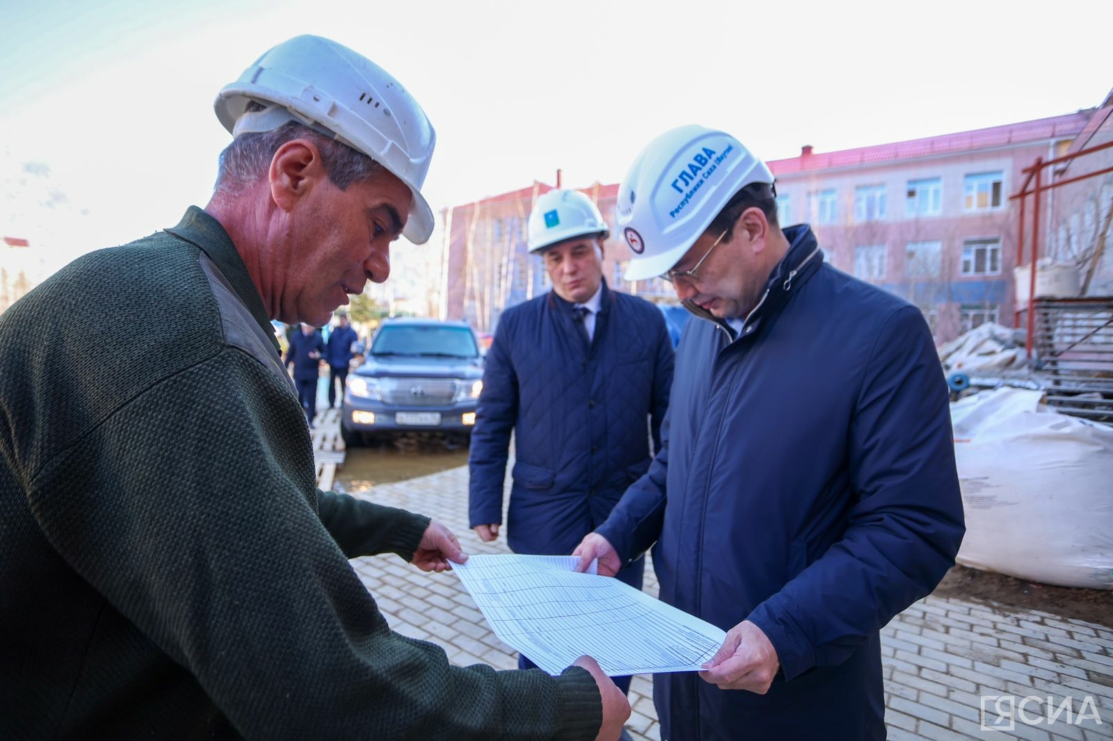 Глава Якутии проверил, как идет строительство крупных социальных объектов в Мирном